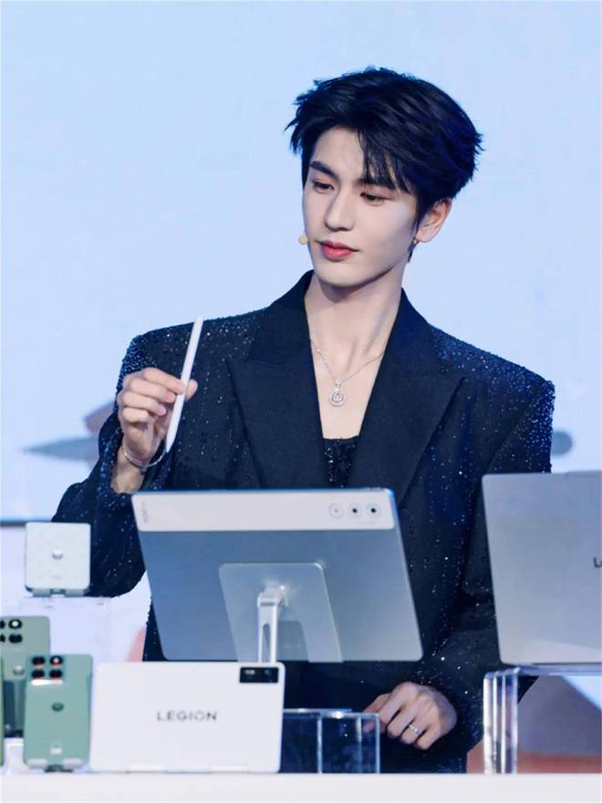 AI手机发布天禧AI 35引领智能进化瓦利棋牌联想moto X70 Air(图5)