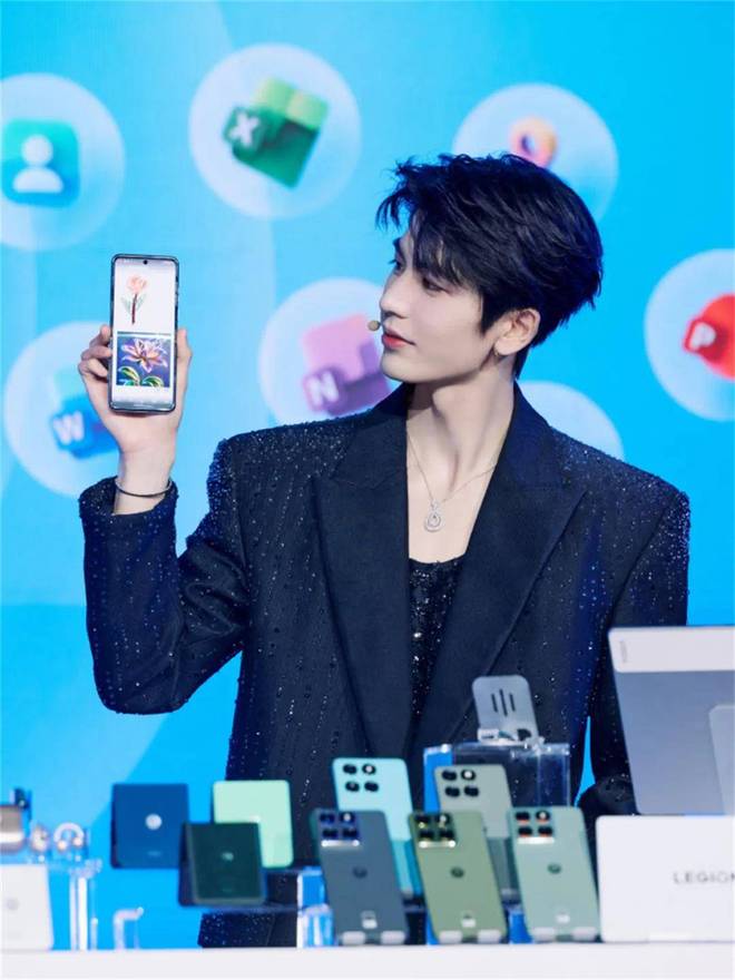 AI手机发布天禧AI 35引领智能进化瓦利棋牌联想moto X70 Air(图9)